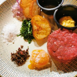 Телешки тартар с хрупкави брускети 200г