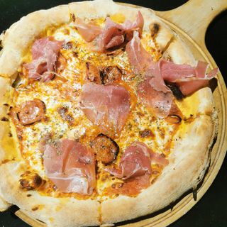 Пица с прошуто крудо и чоризо 350г