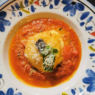 Хрупкава моцарела върху домати конкасе с пармезан и трюфел