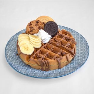 Гофрета със Сметана, Шоколад, Банан и Бисквити по избор