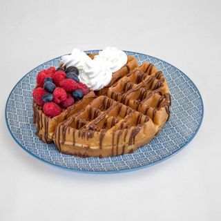 Гофрета със Сметана, Малини, Боровинки и Шоколад