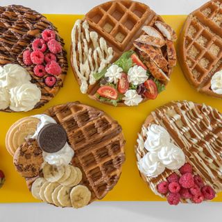 Гофрета с Ванилов крем, Ягоди и парченца Черен Шоколад