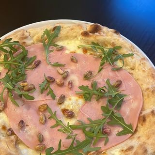 Мортадела/Пистачо&Бира Хайникен (0.330)подарък десерт