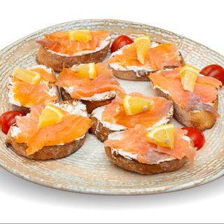 Брускети със сьомга и Филаделфия (300гр)