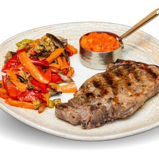 Свински Врат с Гарнитура (600г)