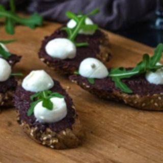 Хапки с маслинова паста и бейби моцарела