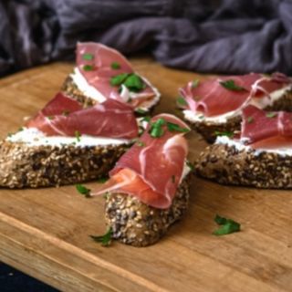 Плато брускети с прошуто 30 бр.