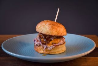 Бургер с дърпано свинско и бекон