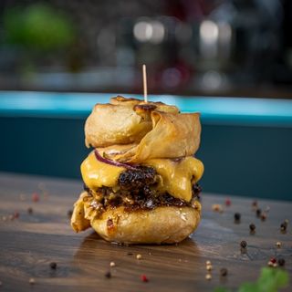 GUZLEM DOUBLE SMASH Black Angus Burger