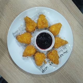 Панирани сирена Президент със сладко от боровинки