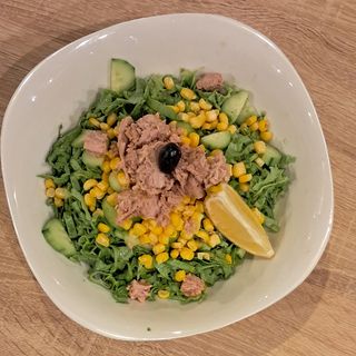 Зелена салата с риба тон