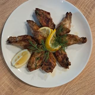 Пилешки крилца със соев сос чесън, копър 