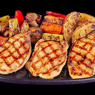 Свински каренца с печени зеленчуци