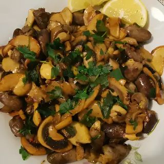 Микс пилешки дроб и пилешки сърца с лук и гъби (450гр)