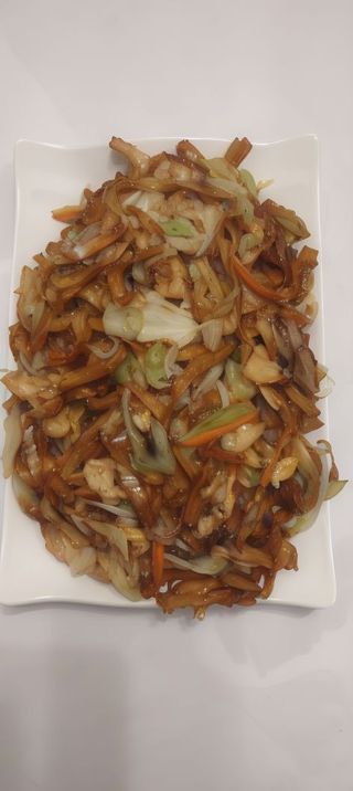 Пържени спагети със свинско, пилешко и телешко (700г)