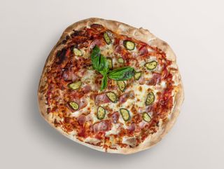 Пица Пинса с бекон и кисели краставици (650г)