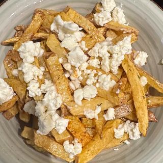 Пържени картофи в мас и домашно овче сирене(350г)