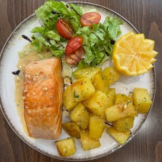 Сьомга на скара с картофи соте(350г)