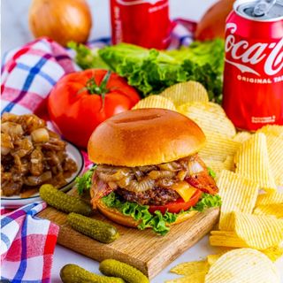 Телешки бургер (500г) + Напитка 0.5 мл+ Пържени Картофи