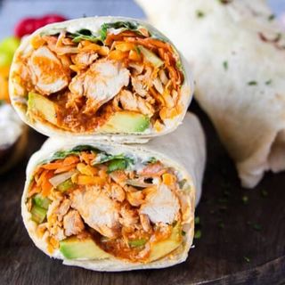 Голям грил сандвич с Пилешко бон филе и чедър (550г)