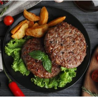 Сръбски плескавици с Пържени картофи и Салата (750 гр)