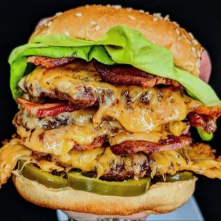 Двоен телешки чийзбургер с бекон (650 гр)