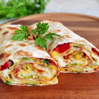 Голям грил сандвич с луканка , бекон и кашкавал (550г)