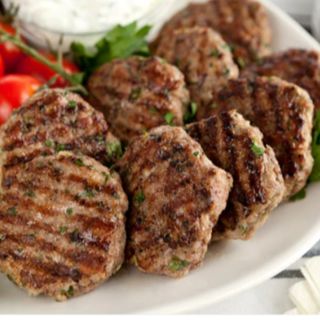 4 Кюфтета с Пържени картофи и Салата (800 гр) + Напитка