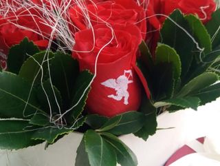 СЪРЦЕ от рози - 19 рози в КУТИЯ с ангелче