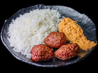 Телешки кюфтета чисти три броя с две гарнитури по избор (450г)