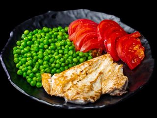 Пилешко филе с две гарнитури по избор (450г)