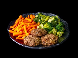 Кюфтета от риба тон три броя с две гарнитури по избор (450г)