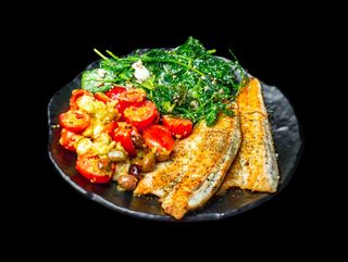 Лаврак филе два броя с две гарнитури по избор (450г)