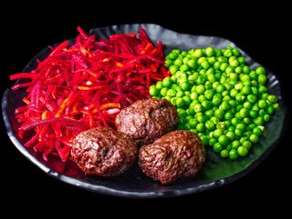 Конски кюфтета три броя с две гарнитури по избор (450г)