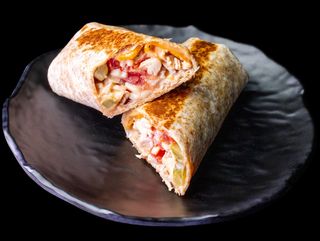 Тортила с пилешко с една гарнитура по избор