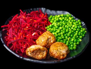 Пилешки кюфтета три броя с две гарнитури по избор (450г)