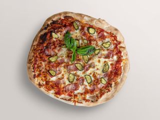 Пица Пинса с бекон и кисели краставици (650г)