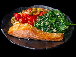 Сьомга филе един брой с две гарнитури по избор (450г)