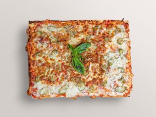 Пица лаваш с бекон и кисели краставички