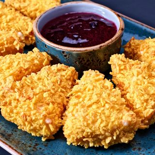 Хрупкави топени сиренца с боровинково сладко