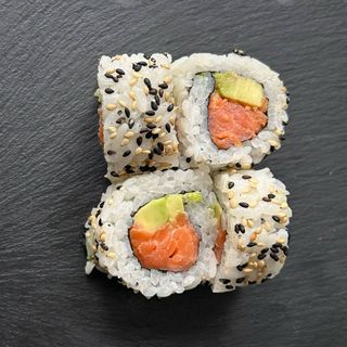 Урамаки Пушена Сьомга Авокадо