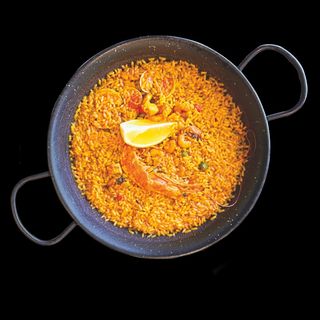 Паеля с морски дарове