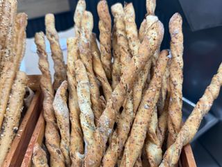 Гризини с печен лук и пармезан (100г)