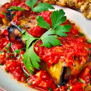 ПАТЛАДЖАН С ДОМАТЕН СОС И СИРЕНЕ