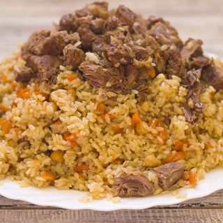 ПОСТЕН ОРИЗ С МАСЛИНИ И ПРАЗ ЛУК