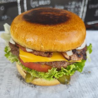 Конски чиизбургер с бриош питка (1бр)