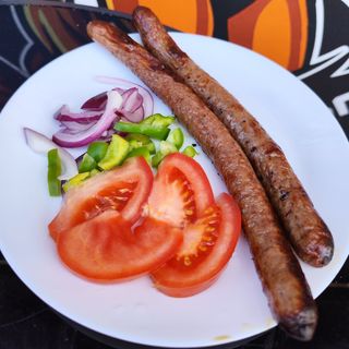 2 телешки медени наденици с ганитура