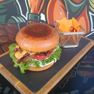 Бургер Меню + тортила чипс + напитка по избор (безалкохолно или Бира: наливен Гларус 500мл)