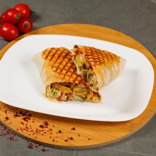 Малък грил сандвич с пилешка пържола /400гр./