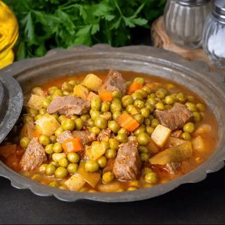 Грах с месо